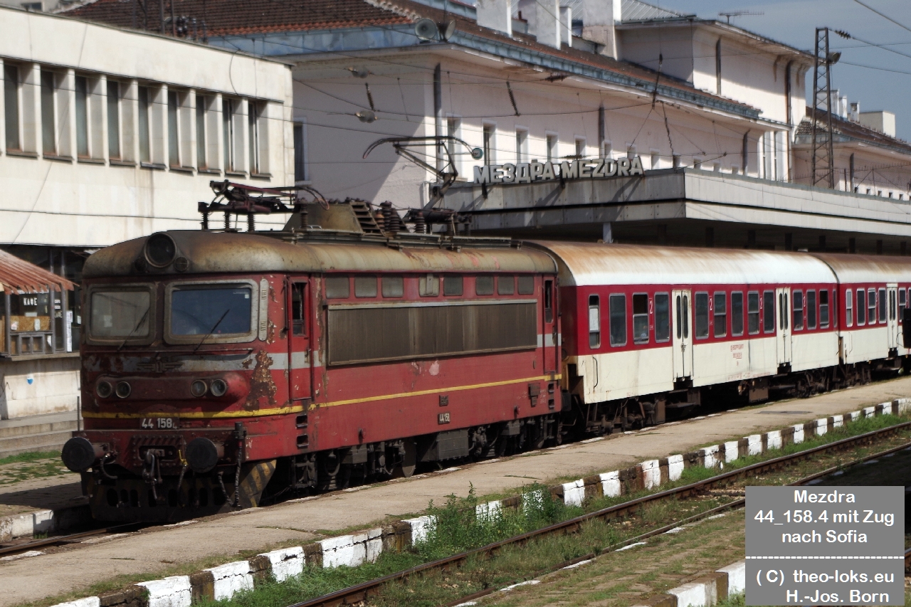 Skoda-E-Lok Baureihe 44 158 BG BDZ im Bahnhof Mezdra