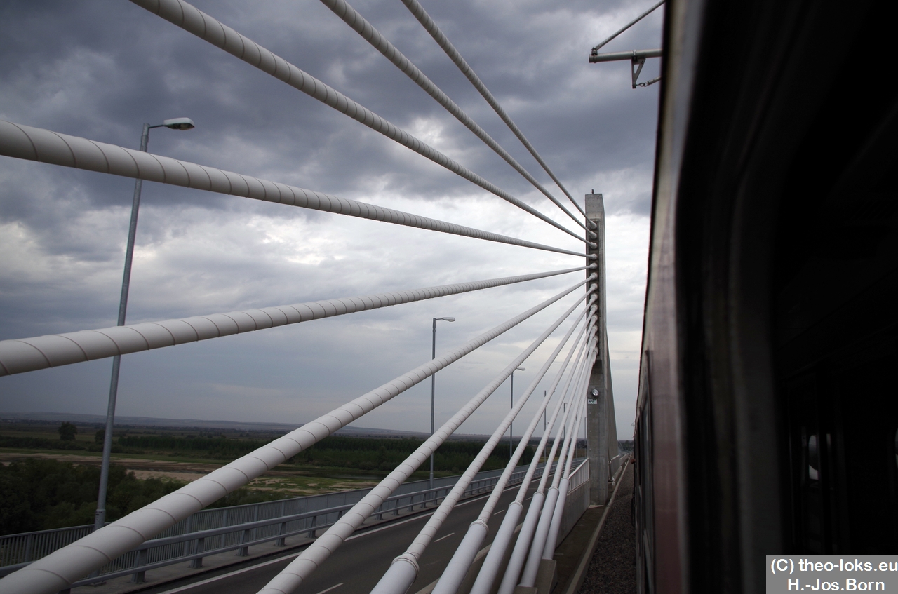 Ein Pylon der Schrägseilbrücke